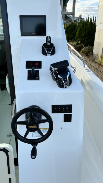 YFR330実艇の後部操船席