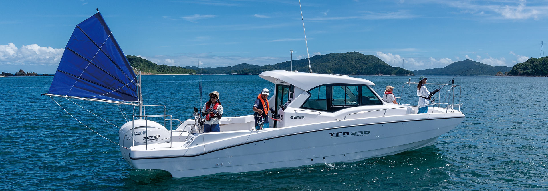 YFR330の船首と後部デッキで釣りを楽しむ人々。メーカー参考写真