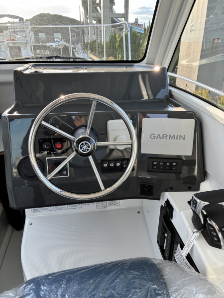 YFR330実艇の操船席