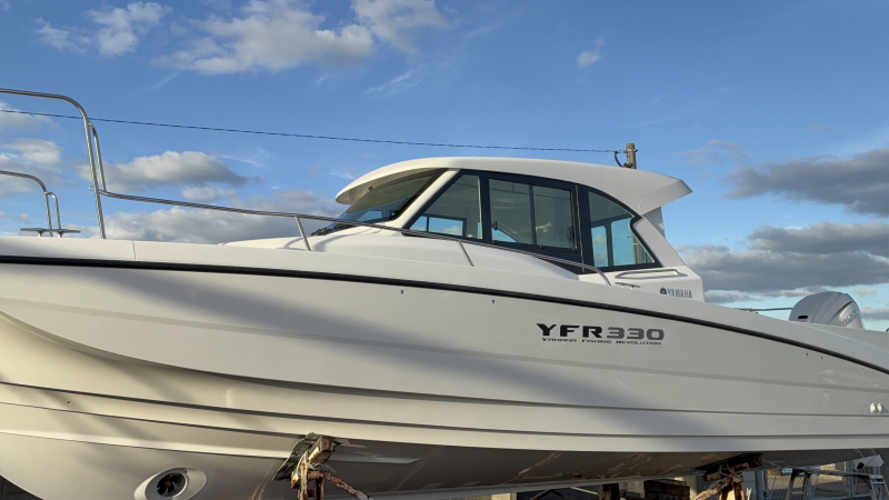 青空の下のYFR330。マリーン博多の販売艇を横から
