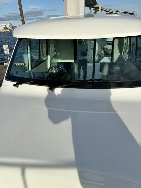 YFR330実艇のフロントウィンドウ